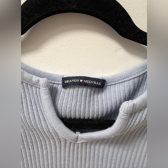 Brandy Melville Paige V-Notch Knot Long Sleeve Crop Top - Picture 3 of 6